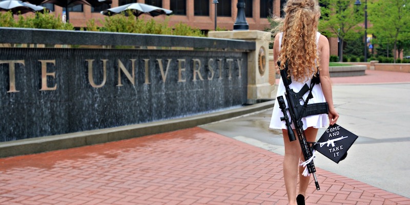 Una delle fotografie che la neolaureata Kaitlin Bennett si è fatta fare come forma di attivismo sul diritto degli studenti di portare armi nei campus universitari (Twitter/Kaitlin Bennett)