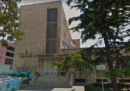 Un uomo è stato trovato accoltellato davanti a una scuola a Bari