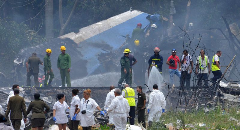 I soccorsi sul luogo dove è precipitato l'aereo a Cuba, 18 maggio 2018
(ADALBERTO ROQUE/AFP/Getty Images)