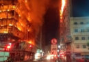 È crollato un edificio di 26 piani a San Paolo, in Brasile, almeno una persona è morta