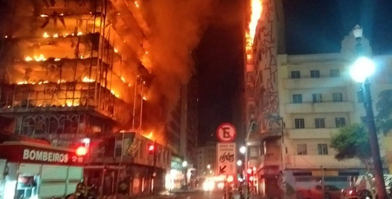 L'edificio in fiamme a San Paolo, Brasile (AP Photo/Sao Paulo Fire Department)