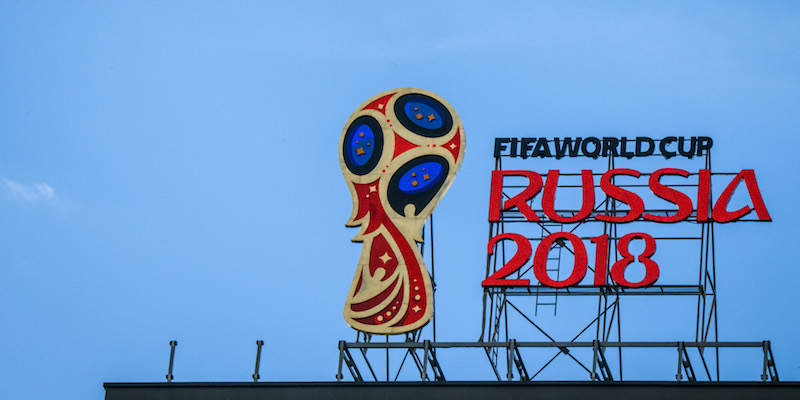 Un'insegna luminosa con il logo dei Mondiali 2018 installata sopra un palazzo di Mosca (MLADEN ANTONOV/AFP/Getty Images)