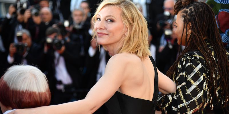 Cate Blanchett tra Ava DuVernay e Agnès Varda alla prima di Girls Of The Sun (Les Filles Du Soleil) al festival di Cannes, 12 maggio 2018 (ALBERTO PIZZOLI/AFP/Getty Images)