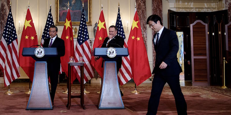 Il ministro degli Esteri cinese Wang Yi e il segretario di Stato americano Mike Pompeo a Washington (BRENDAN SMIALOWSKI/AFP/Getty Images)
