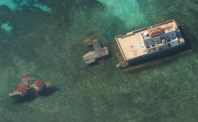 Alcune strutture costruite dalla Cina sulle scogliere dell'arcipelago delle isole Spratly, in una foto del 2003 (STR/AFP/Getty Images)