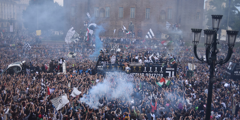 I festeggiamenti per la vittoria dello Scudetto della Juventus in centro a Torino (LaPresse/Alberto)