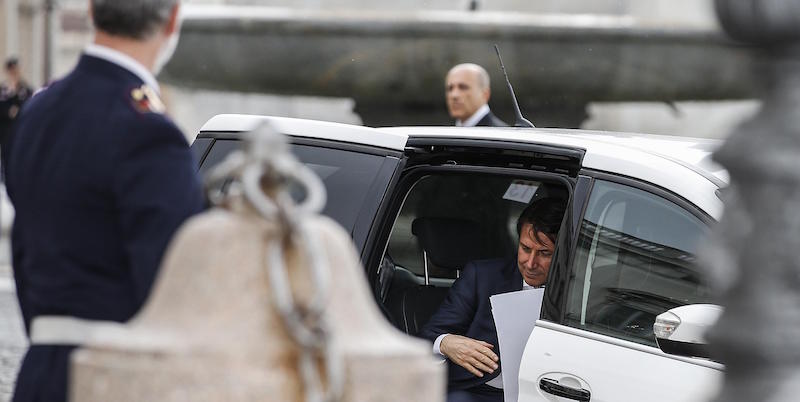 Giuseppe Conte arriva in taxi al Quirinale per l'incontro con Sergio Mattarella (ANSA/FABIO FRUSTACI)