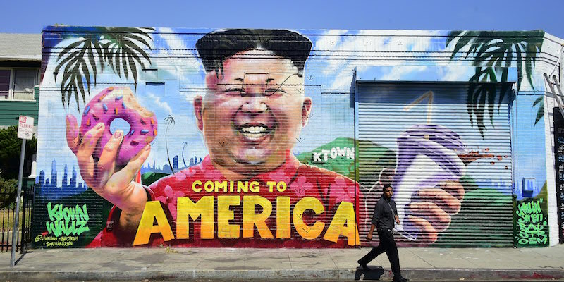 Un murale con raffigurato Kim Jong-un a Los Angeles, California (FREDERIC J. BROWN/AFP/Getty Images)