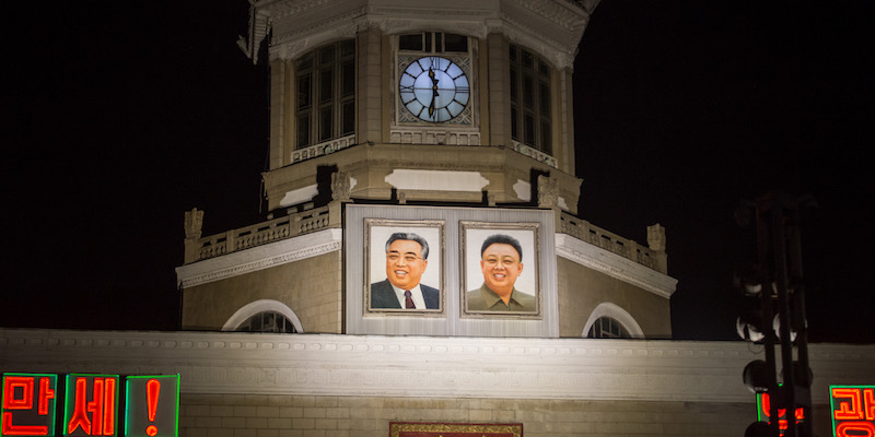 L'orologio sulla facciata della stazione centrale di Pyongyang, in Corea del Nord, la sera del 4 maggio 2018, prima del passaggio al nuovo fuso orario, quello della Corea del Sud (KIM WON-JIN/AFP/Getty Images)