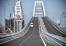 Ha aperto il controverso ponte che collega la Russia alla Crimea