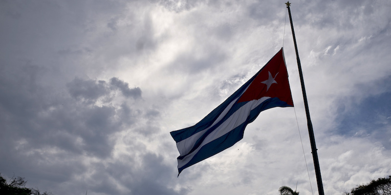 Una bandiera di Cuba a mezz'asta in segno di lutto per le persone morte nell'incidente aereo del 18 maggio, vicino alla statua dell'eroe nazionale Jose Marti all'Avana (AP Photo/Ramon Espinosa)