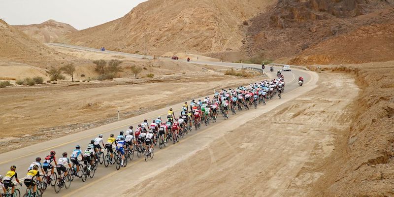 I corridori del Giro d'Italia durante la terza tappa, tra Beer-Sheva ed Eilat, in Israele, il 6 maggio 2018 (LUK BENIES/AFP/Getty Images)