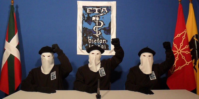 Tre membri di ETA mentre annunciano la rinuncia alla violenza, il 20 ottobre 2011 (Gara via Getty Images)