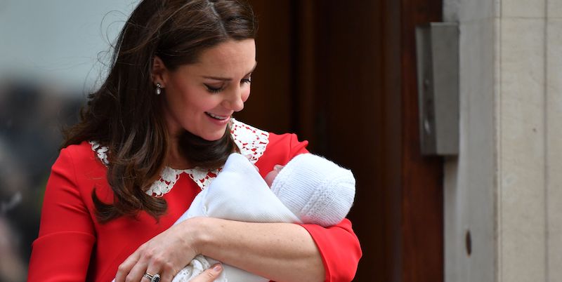 La Duchessa di Cambridge Kate Middleton con in braccio suo figlio, il principe Louis (BEN STANSALL/AFP/Getty Images)