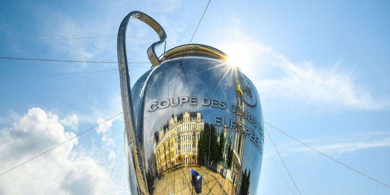 La cattedrale di Santa Sofia riflessa sul trofeo della Champions League a Kiev (David Ramos/Getty Images)