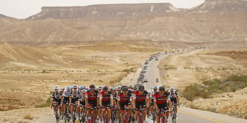 I corridori lungo il tratto desertico della terza tappa, da Be’er Sheva a Eilat, sul Mar Rosso
(LUK BENIES/AFP/Getty Images)
