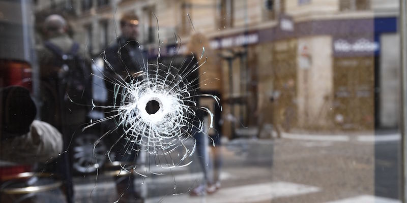 Un foro di proiettile in una vetrina di Parigi, vicino al luogo dell'attacco (ERIC FEFERBERG/AFP/Getty Images)