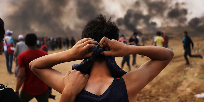 Un ragazzo si prepara durante le proteste nella Striscia di Gaza al confine con Israele, 14 maggio 2018 (Spencer Platt/Getty Images)