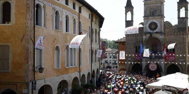 I corridori alla partenza della ventesima tappa del Giro d'Italia 2017 nel centro di Pordenone (LUK BENIES/AFP/Getty Images)