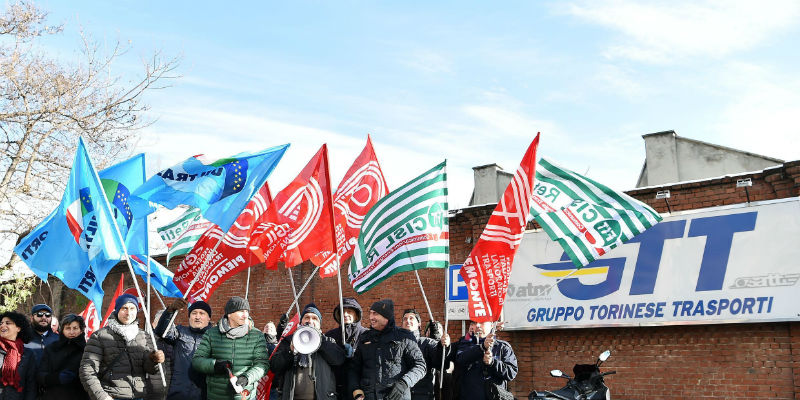 Presidio fuori dalla sede della GTT durante uno sciopero nel dicembre del 2017 (ANSA/ALESSANDRO DI MARCO)
