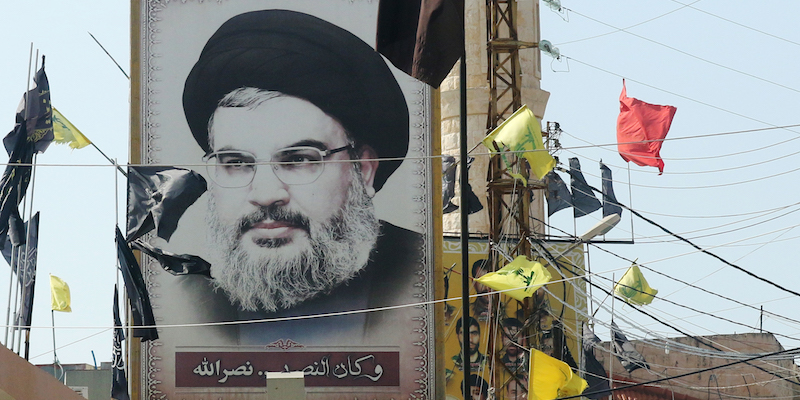 Poster con ritratto Hassan Nasrallah, leader di Hezbollah (MAHMOUD ZAYYAT/AFP/Getty Images)