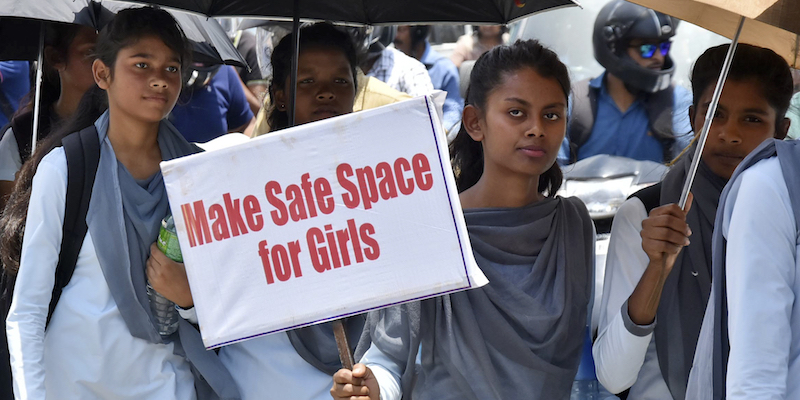 La protesta silenziosa di un gruppo di studentesse contro gli stupri e gli omicidi di ragazze nello stato indiano di Jharkhand, a Ranchi, la capitale dello stato, l'8 maggio 2018 (AP Photo)