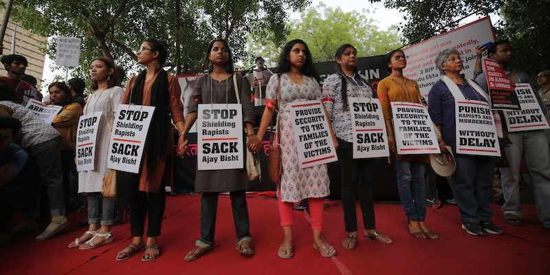 Un gruppo di donne durante una manifestazione di protesta organizzata dopo due casi di stupro di cui si è parlato molto in India, il 15 aprile 2018 a new Delhi (AP Photo/Oinam Anand)