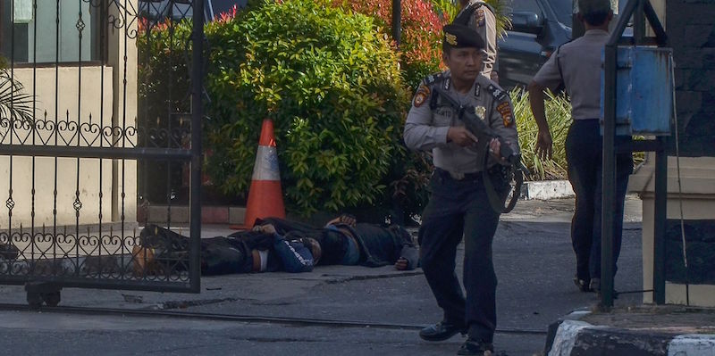 Un poliziotto indonesiano sul luogo dell'attacco, a Pekanbaru (WAHYUDI/AFP/Getty Images)