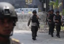 Cinque agenti di polizia e un detenuto sono morti durante una rivolta in una prigione in Indonesia