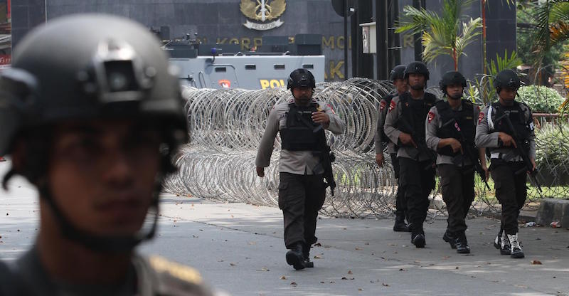 Agenti della polizia indonesiana pattugliano il perimetro della prigione di Jakarta dove c'è stata la rivolta (AFP PHOTO/RICKY PRAKOSO via La Presse)