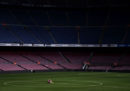 Le foto di Andrés Iniesta al Camp Nou, da solo, a piedi nudi