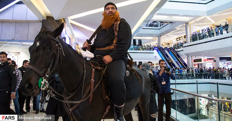 Fingersi terroristi dell’ISIS in un centro commerciale non è mai una buona idea