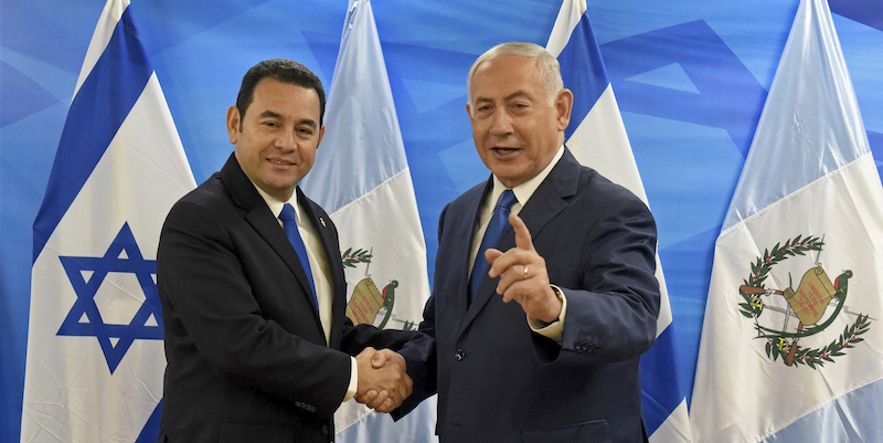 Il presidente del Guatemala, Jimmy Morales, vicino al primo ministro israeliano, Benjamin Netanyahu, a Gerusalemme (Debbie Hill/UPI/AP)