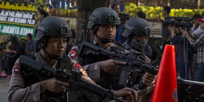 Tre poliziotti indonesiani a Giacarta (Oscar Siagian/Getty Images)