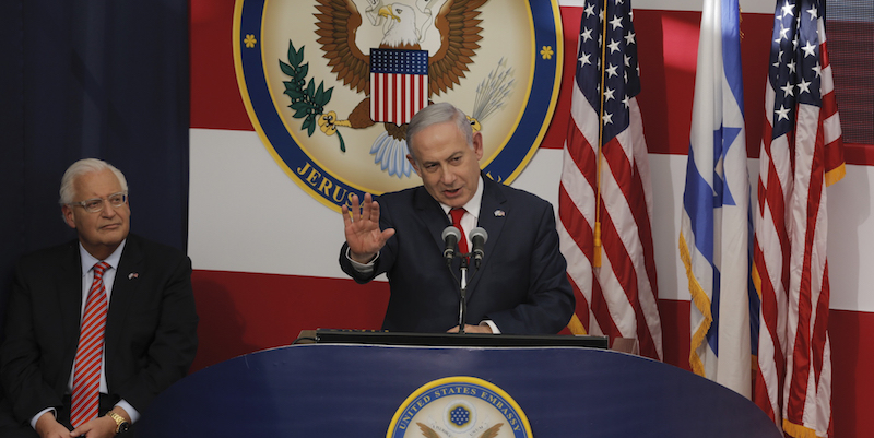Benjamin Netanyahu e l'ambasciatore americano in Israele, David Friedman, durante la cerimonia di apertura dell'ambasciata americana a Gerusalemme (AP Photo/Sebastian Scheiner)