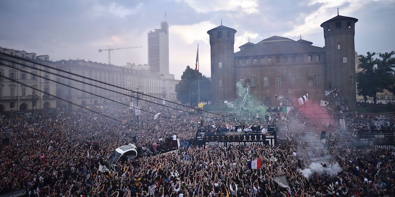 Il passaggio del pullman della Juventus in centro a Torino (MARCO BERTORELLO/AFP/Getty Images)