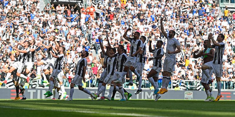 I giocatori della Juventus festeggiano la vittoria dello Scudetto nella passata stagione (MIGUEL MEDINA/AFP/Getty Images)