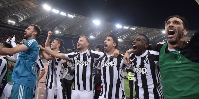 I giocatori della Juventus festeggiano la vittoria dello Scudetto allo Stadio Olimpico di Roma (FILIPPO MONTEFORTE/AFP/Getty Images)