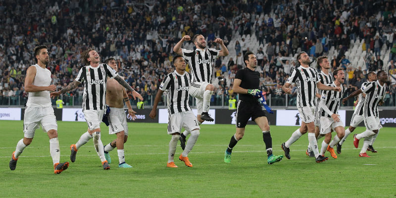 I giocatori della Juventus festeggiano con i tifosi la vittoria per 3 a 1 contro il Bologna, nell'anticipo della 36esima giornata di Serie A (Emilio Andreoli/Getty Images)