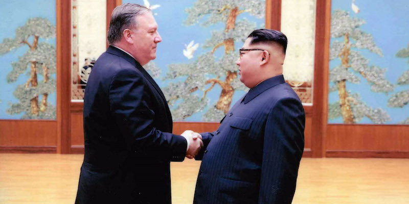 Mike Pompeo, segretario di stato statunitense, e Kim Jong-un a Pyongyang (The White House via Getty Images)