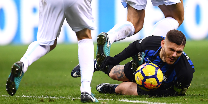 Mauro Icardi a terra dopo un contrasto nella partita di andata fra Inter e Lazio (MARCO BERTORELLO/AFP/Getty Images)