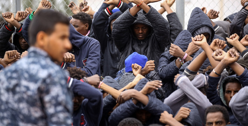 Migranti protestano contro la loro detenzione al centro di al Hamra, nella regione di Garian, in Libia (MAHMUD TURKIA/AFP/Getty Images)
