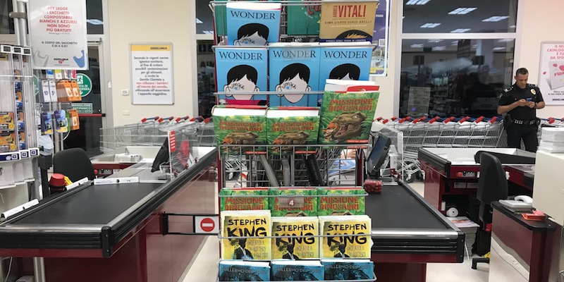 Alcuni libri in vendita in un supermercato Esselunga di Milano, aprile 2018 (Il Post)