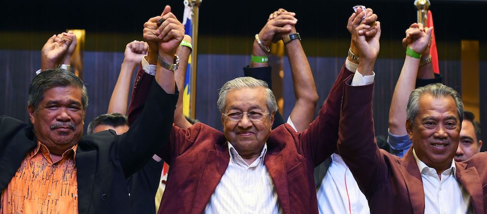 Mahathir Mohamad festeggia la vittoria elettorale a Kuala Lumpur, Malesia, 9 maggio 2018
(MANAN VATSYAYANA/AFP/Getty Images)