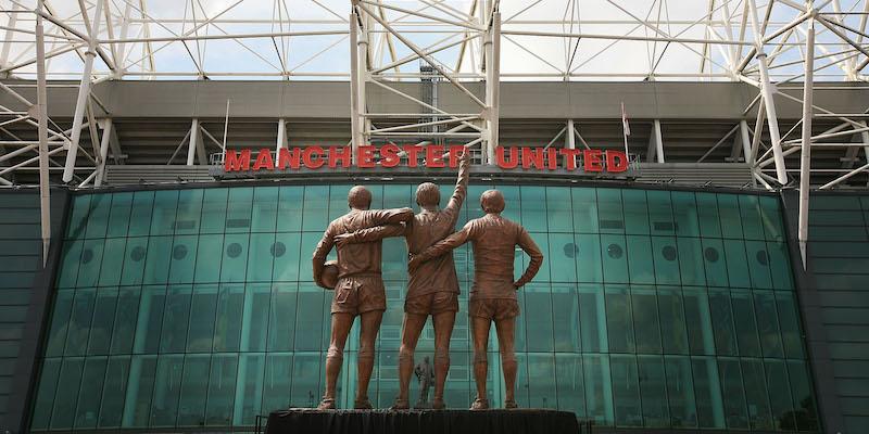 Le statue di Bobby Charlton, Denis Law e George Best, i protagonisti della prima vittoria europea del Manchester United, all'esterno dell'Old Trafford (Getty Images)