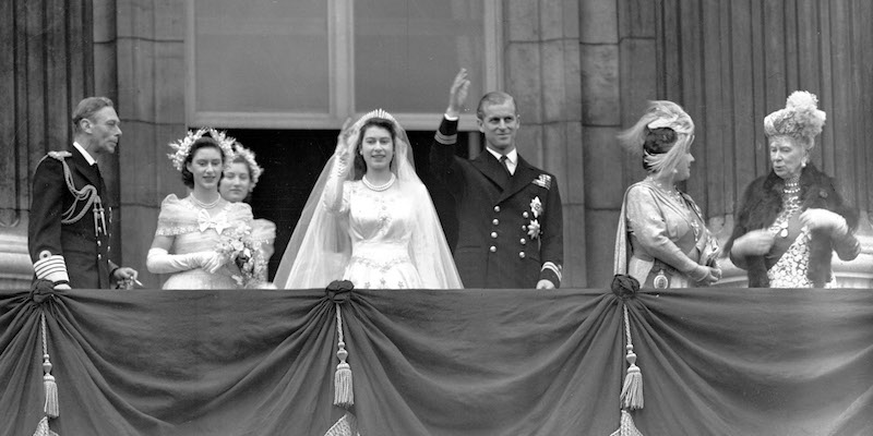 L'allora principessa Elisabetta insieme al principe Filippo sul balcone di Buckingham Palace dopo il loro matrimonio, il 20 novembre 1947; sul balcone c'erano anche il re Giorgio VI, la principessa Margaret, Lady Mary Cambridge, la poi regina madre Elisabetta e l'allora regina madre Maria (AP Photo)