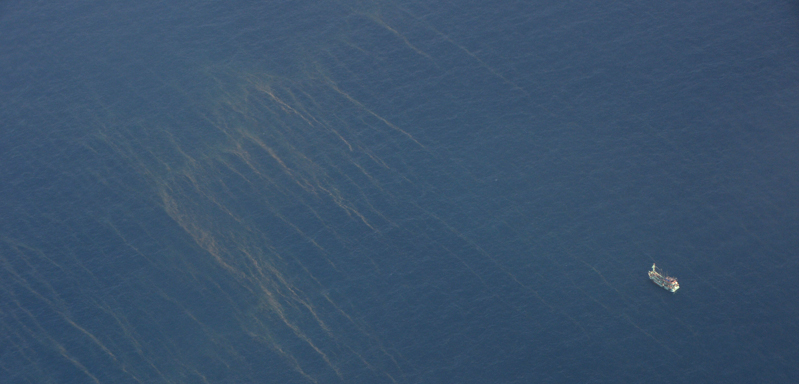 La foto aerea di una nave impegnata nelle ricerche del volo MH370. (HOANG DINH NAM/AFP/Getty Images)