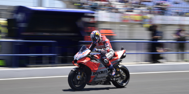 Andrea Dovizioso esce dai box per la sessione di qualifiche (JAVIER SORIANO/AFP/Getty Images)