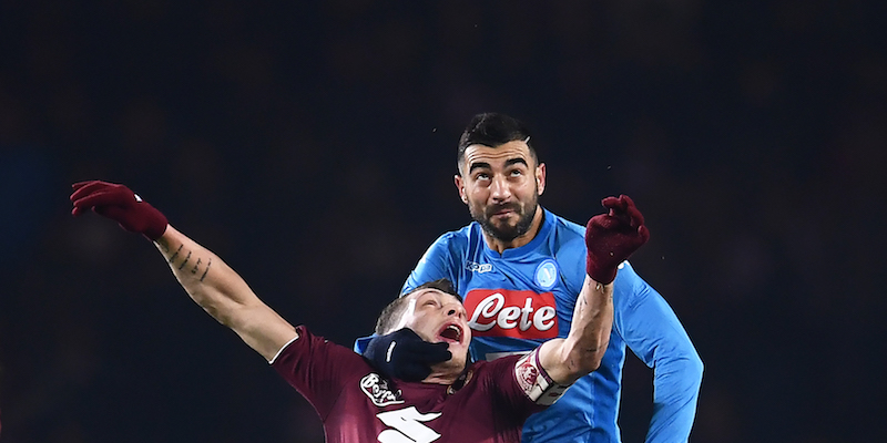 Raul Albiol e Andrea Belotti nella partita di andata tra Torino e Napoli (MARCO BERTORELLO/AFP/Getty Images)
