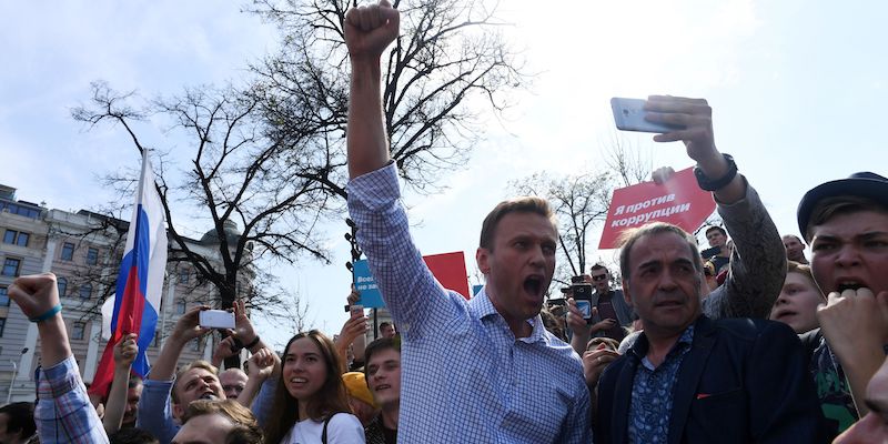 L'attivista russo Alexei Navalny a Mosca durante la manifestazione non autorizzata contro Putin del 5 maggio 2018, prima di essere arrestato (KIRILL KUDRYAVTSEV/AFP/Getty Images)